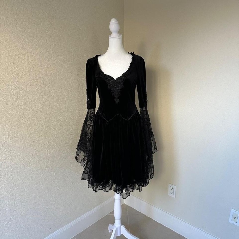 Kill Star Knee Length Velvet Dress‎ Medium Black Bell Sleeve Witchy Whimsigoth